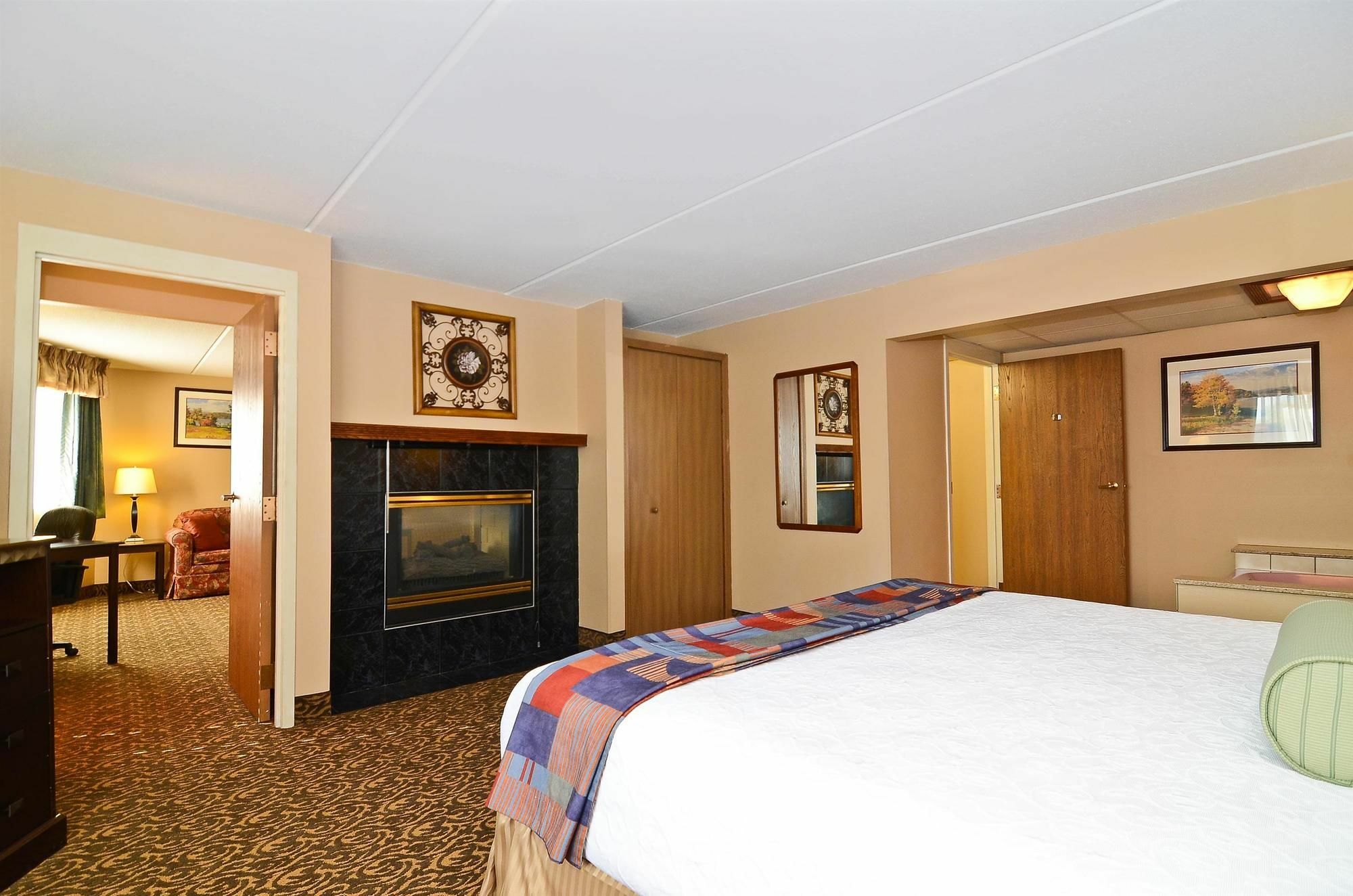 Surestay Plus Hotel By Best Western Блэк-Ривер-Фолс Экстерьер фото
